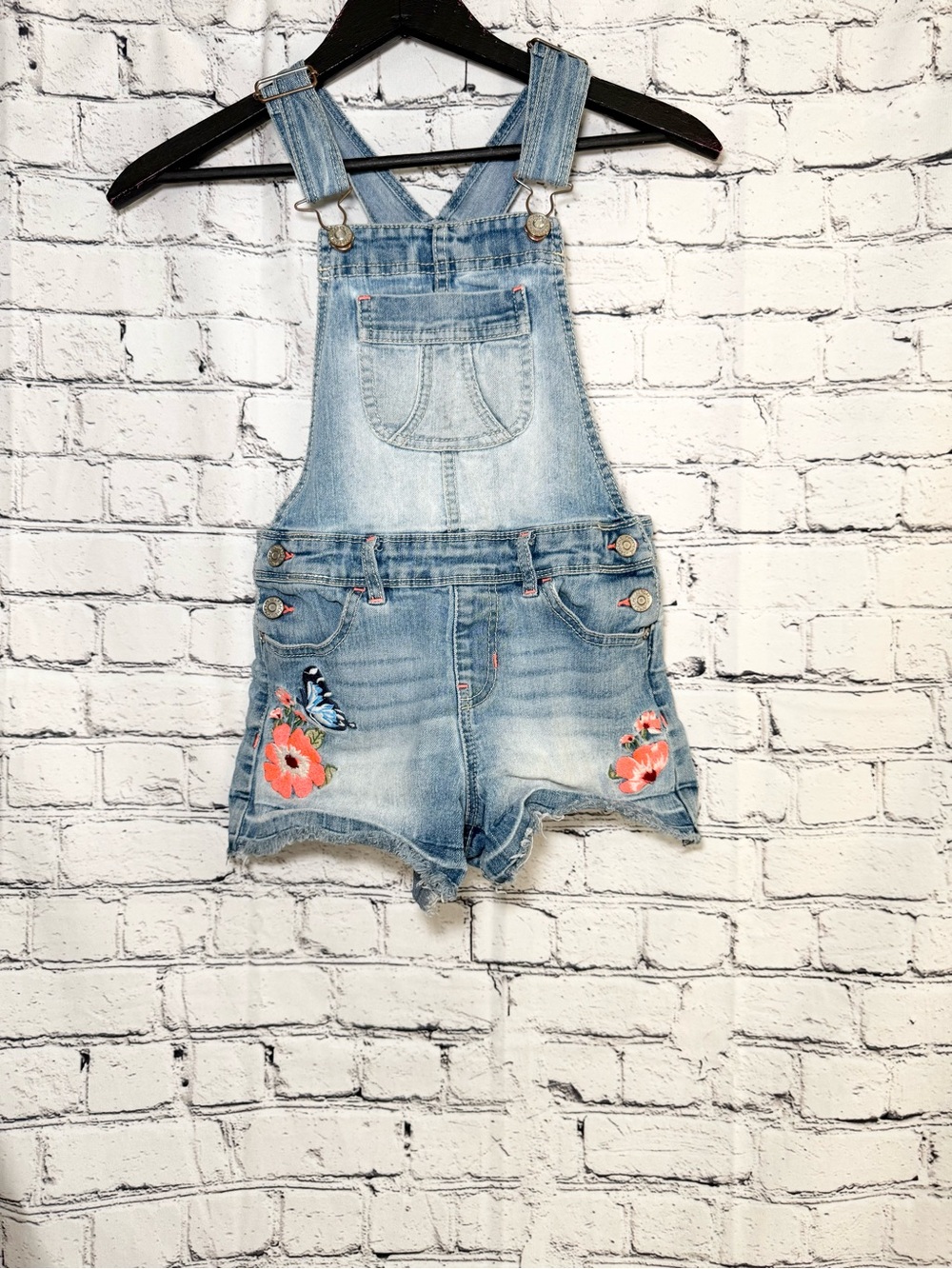 Jordache. Girls Jean short overalls with embroidery. Size M(6/7)